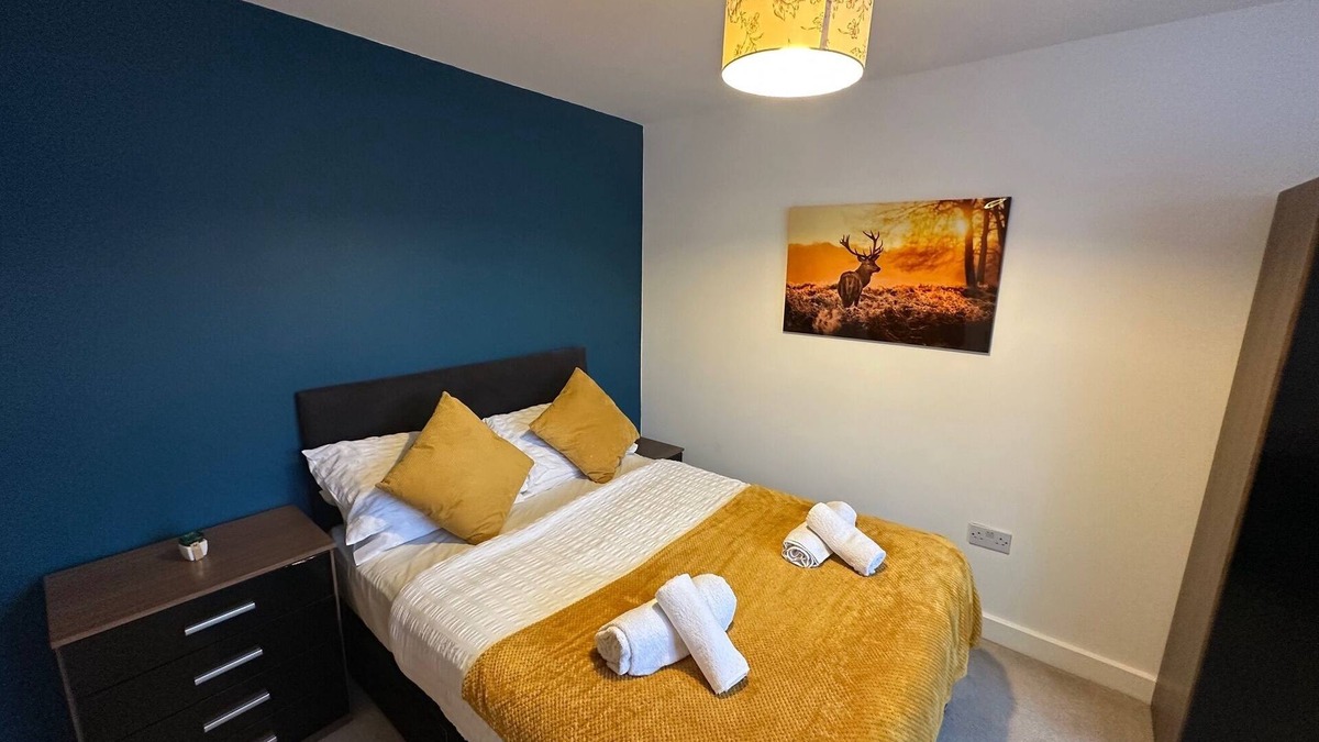 Hull House | Four bed free parking contractor house