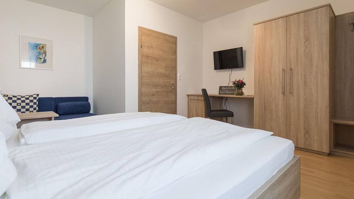 Apetlon Apartment | Four-bed room with shower, toilet - Weingut & Gästehaus Markus Tschida