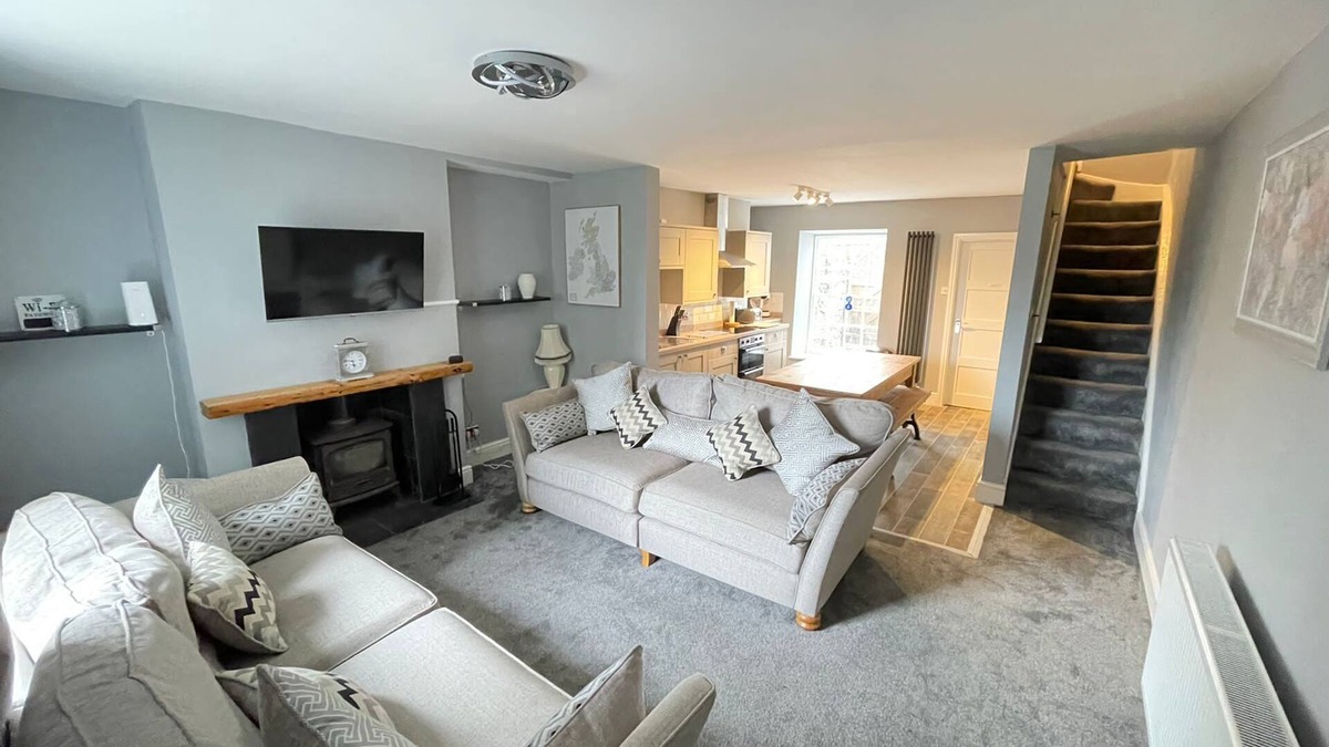 Bala House | Four bedded grade two listed 1800's house on chapel grounds