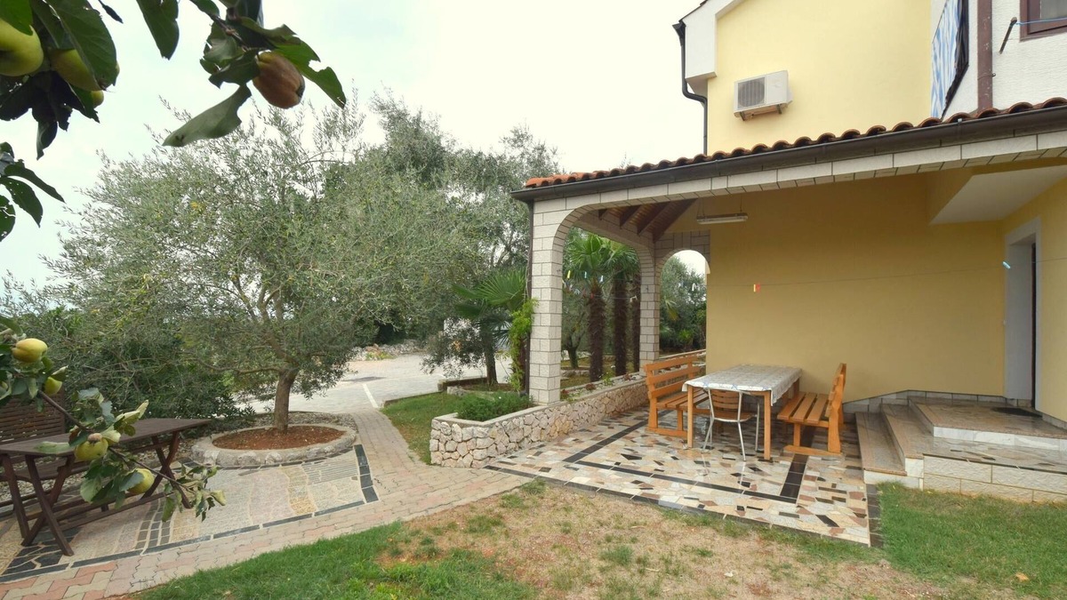 Njivice Apartment | Four-bedroom apartment with terrace Njivice, Krk (A-21846-a)