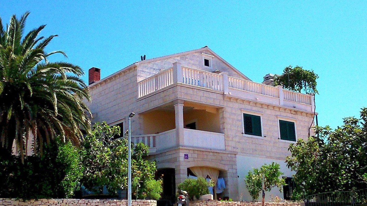 Sumartin Apartment | Four-bedroom apartment with terrace and sea view Sumartin, Brač (A-11387-a)