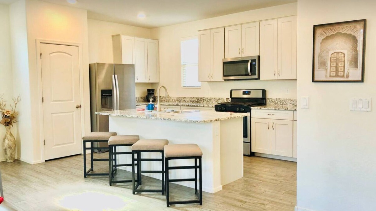 Goodyear House | Four Bedroom Desert Retreat - perfect for long stays!