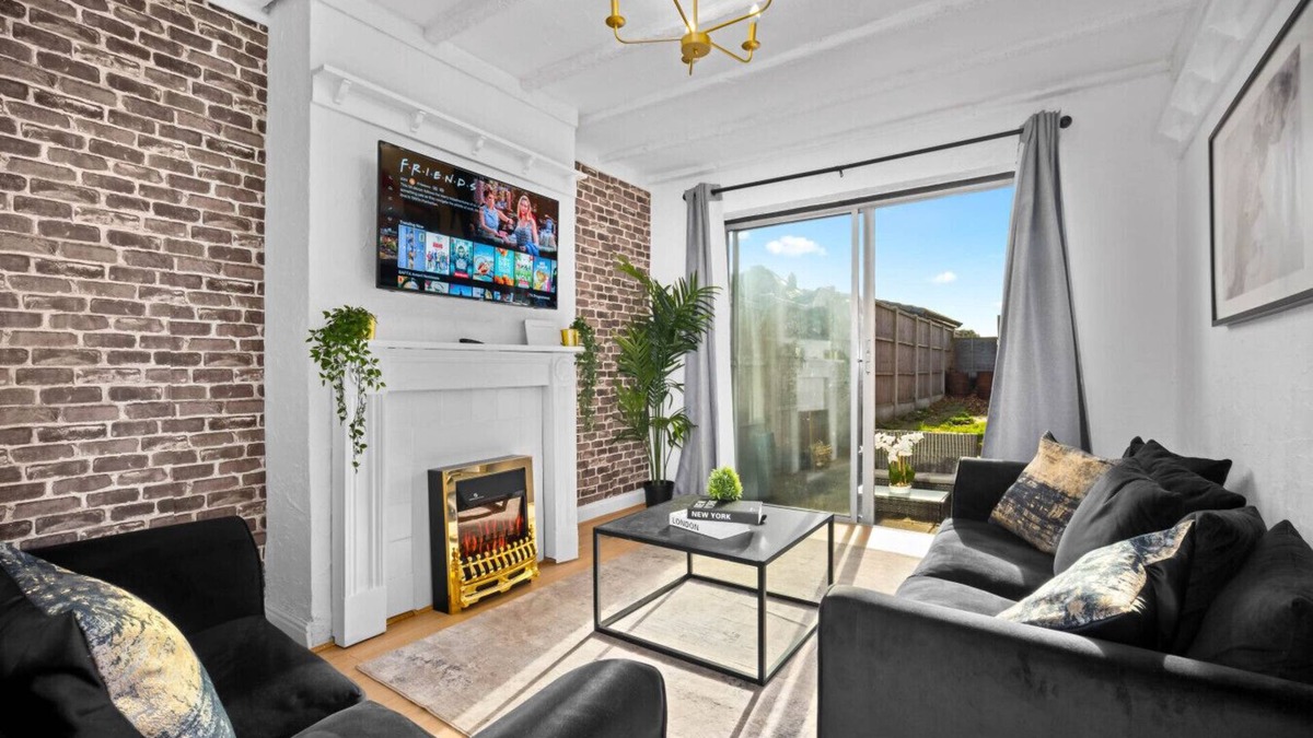 Great Barr House | Four Bedroom House - Parking - WIFI