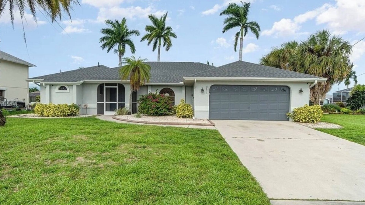 Pelican House | Four bedrooms, salt water pool, canal access with kayaks