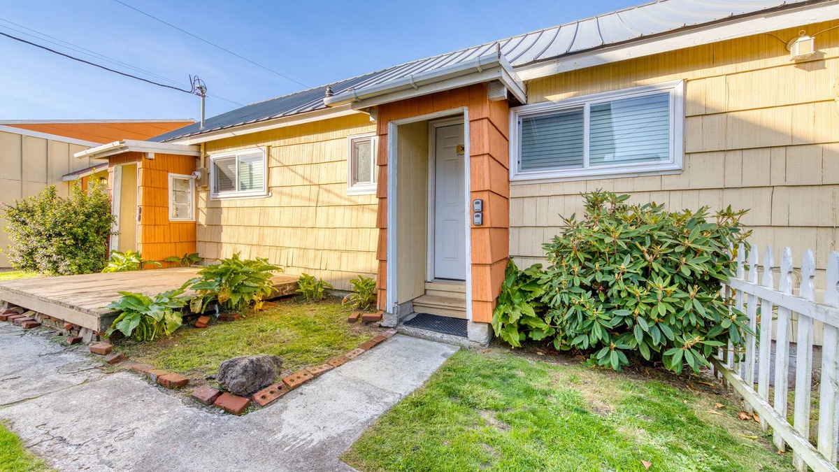 Rockaway Beach Cabin | Four Dog-Friendly Rentals Near Beach Access - Ideal for Multi-Families