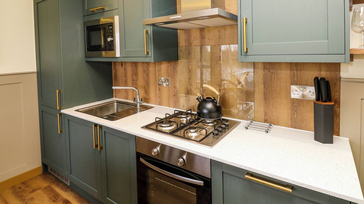 Newport Cottage | FOUR LAKES RETREAT - IN TWO, with hot tub in Newport, Isle Of Wight