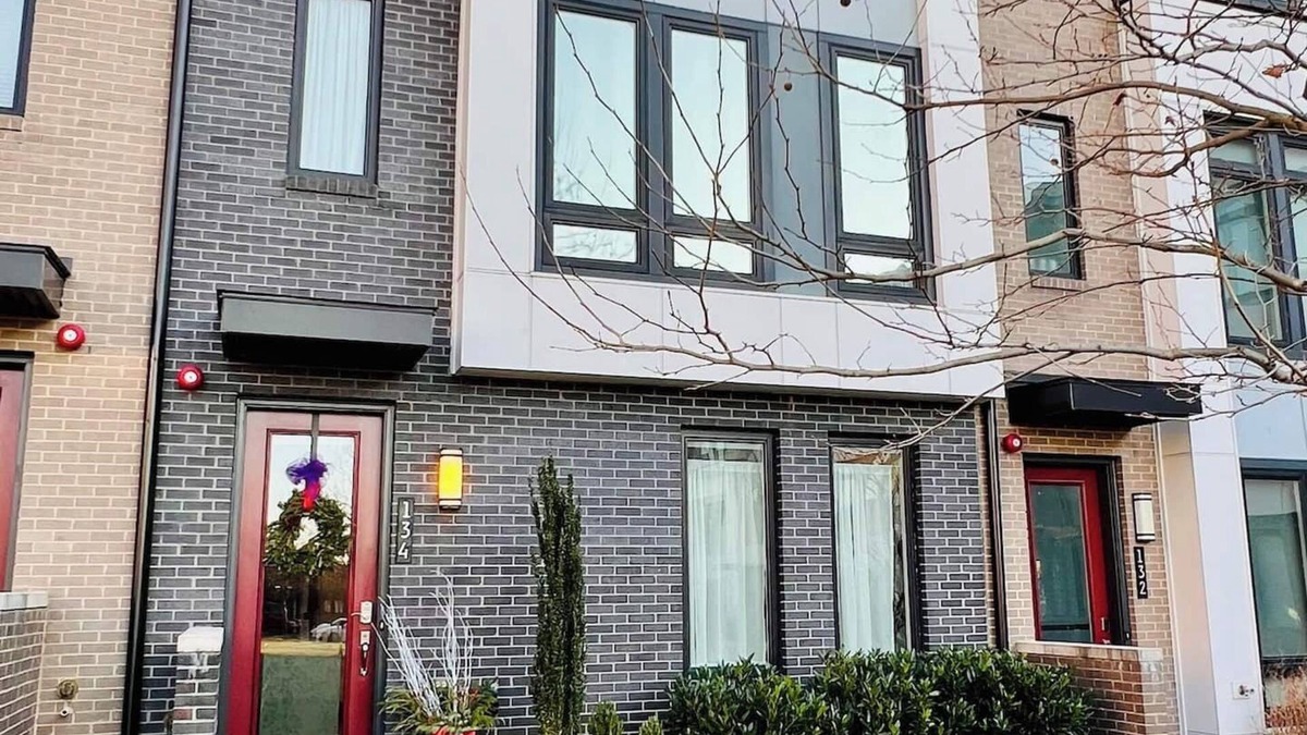 Taylor Run House | Four-level modern townhome with two grand pianos.