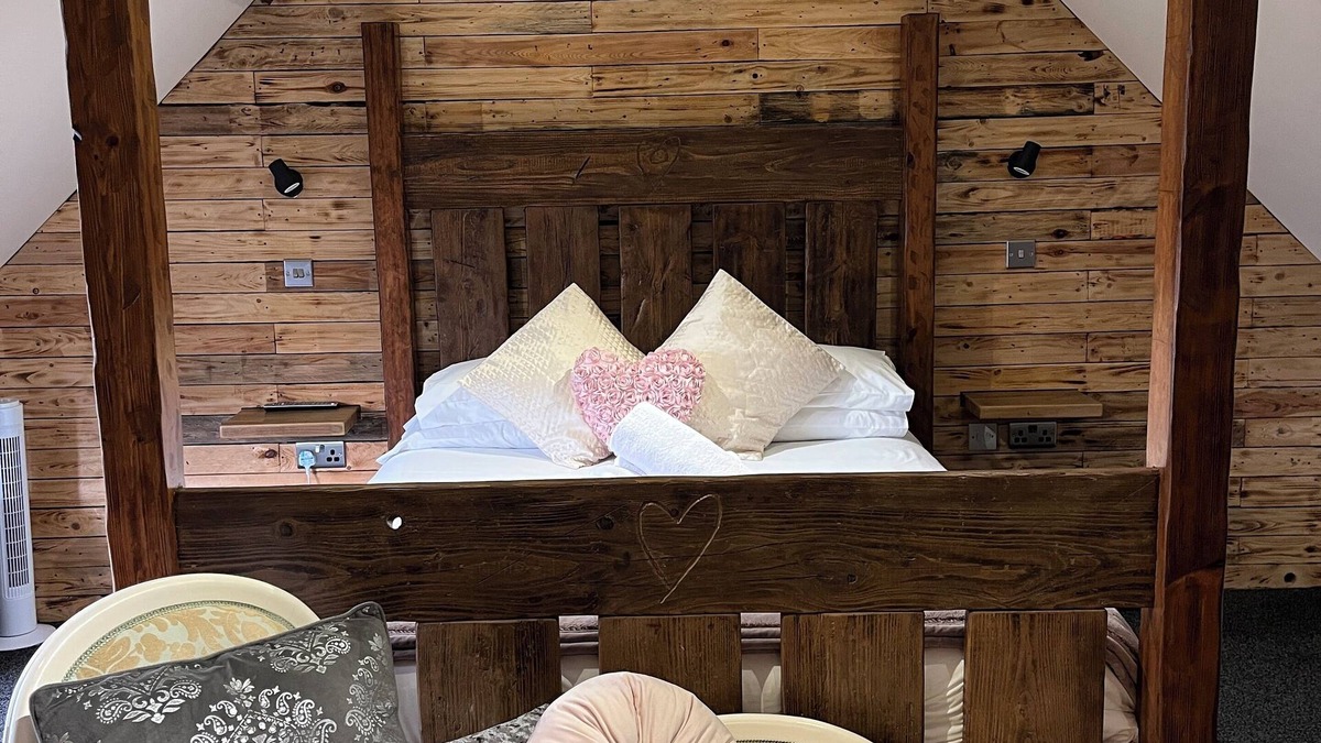 Kilmington Hotel | Four-poster suite