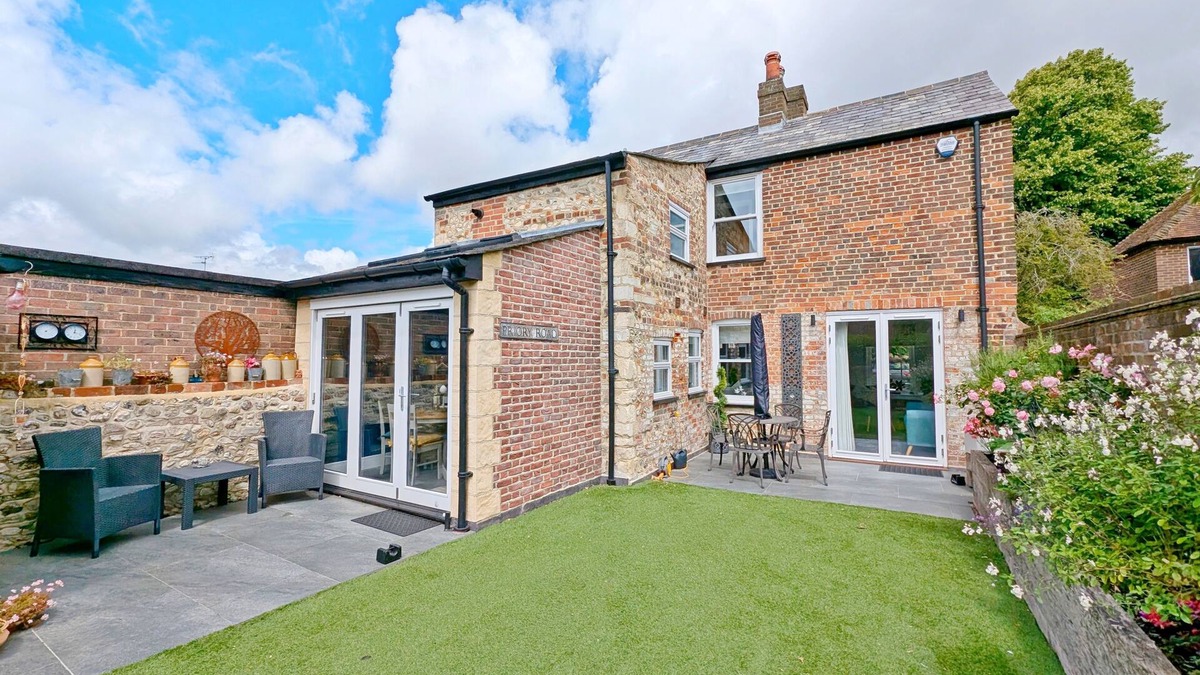 Chichester House | Four Priory Road, Chichester - a cottage that sleeps 4 guests in 2 bedrooms
