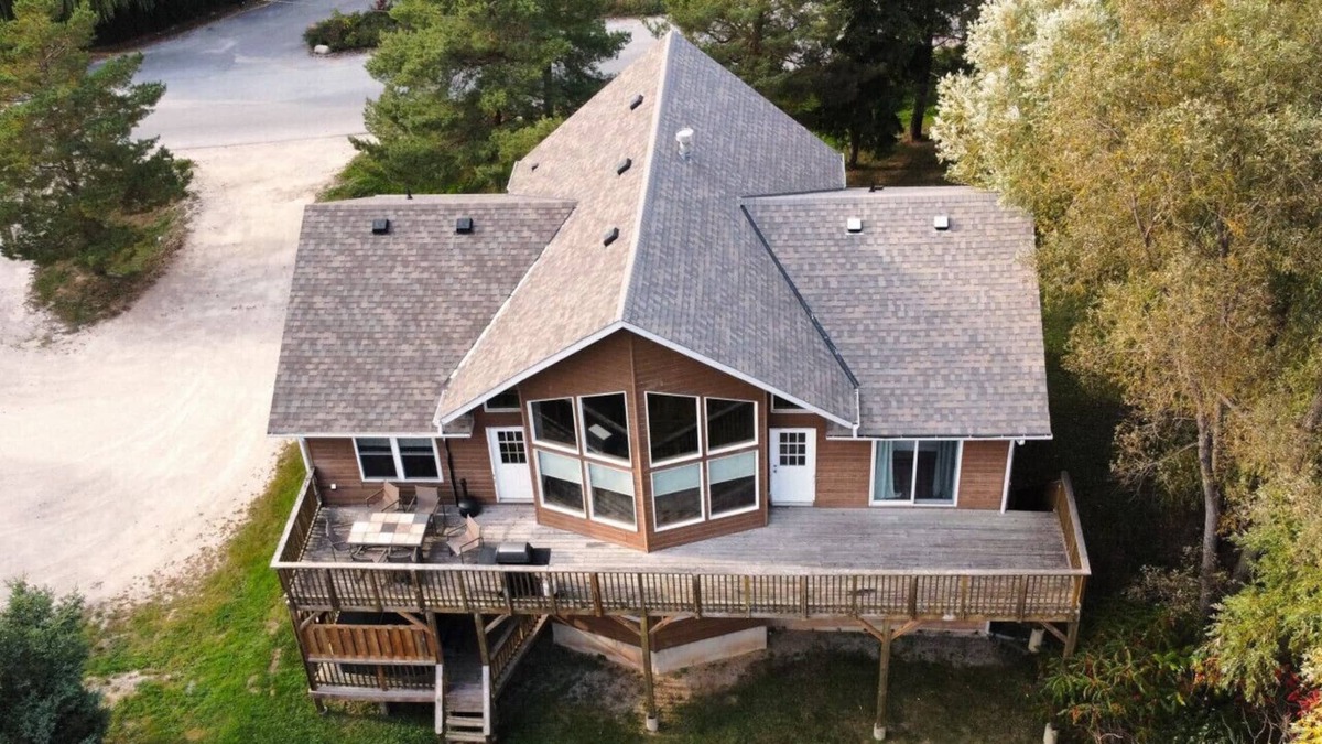 Craigleith Ski Chalet | Four-Season Luxury 8 BR Chalet w/Hot Tub & BBQ at The Blue Mountains