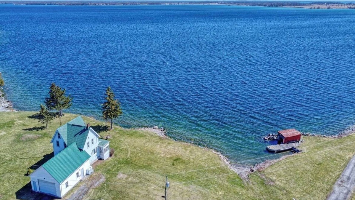 Howe Island Cottage | Four Season Waterfront Cottage - Private Escape | 3BR, 2BA | Howe Island