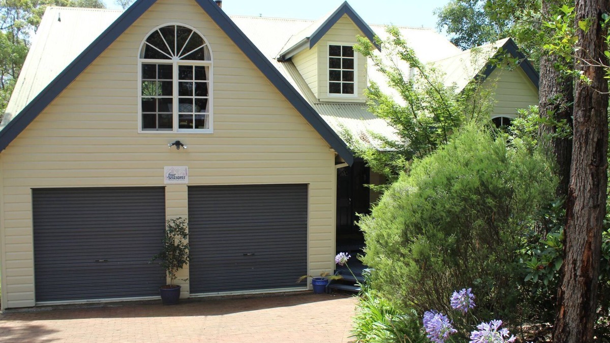 Wentworth Falls House | Four Seasons - Blue Mountains Home - Private Bushland with Spa & Fire place