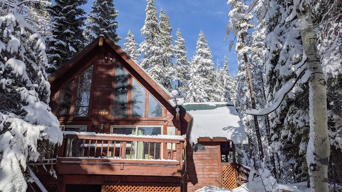 Pla-Vada Woodlands Cabin | Four seasons Mountain Chalet close to ski resorts