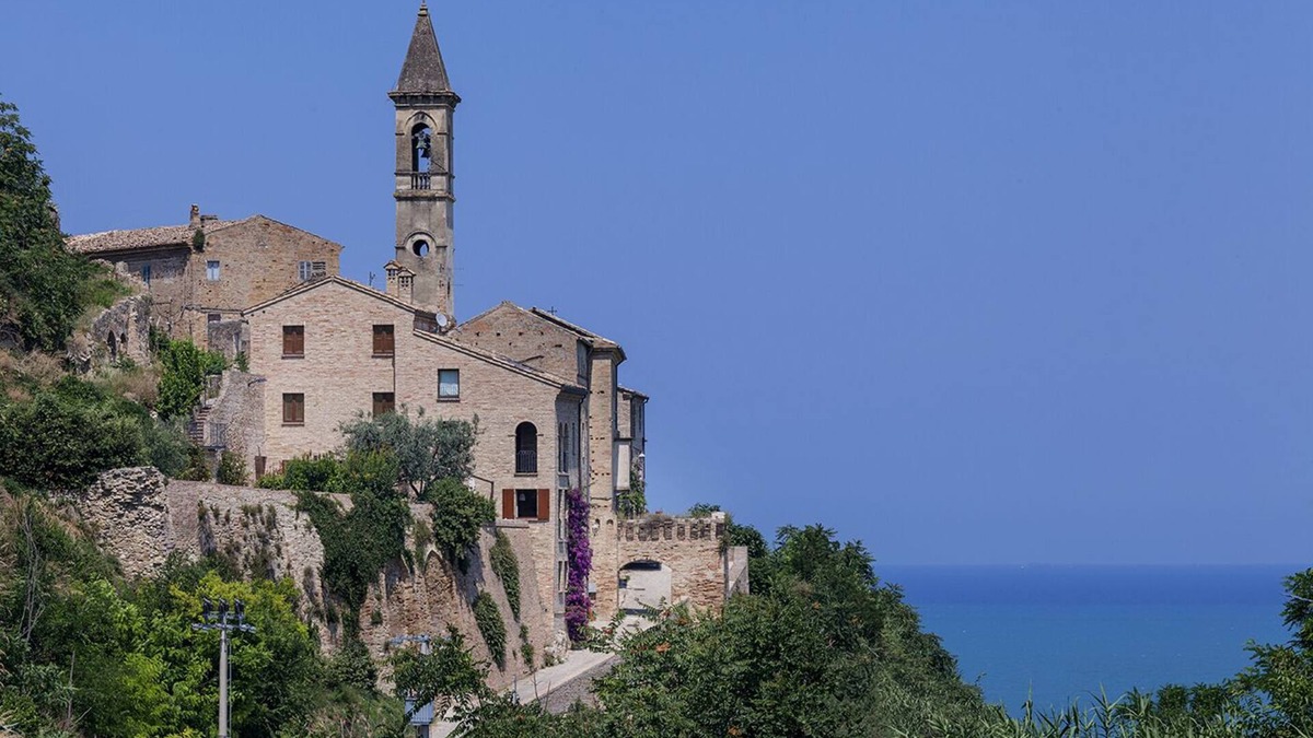 Cupra Marittima Villa | Four-story villa with sea views, located in the historisc