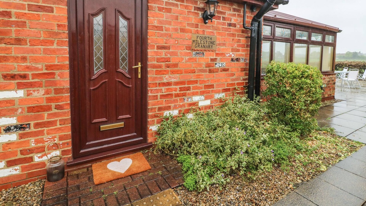 Low Catton Cottage | FOURTH MILESTONE GRANARY, romantic, with a garden in York