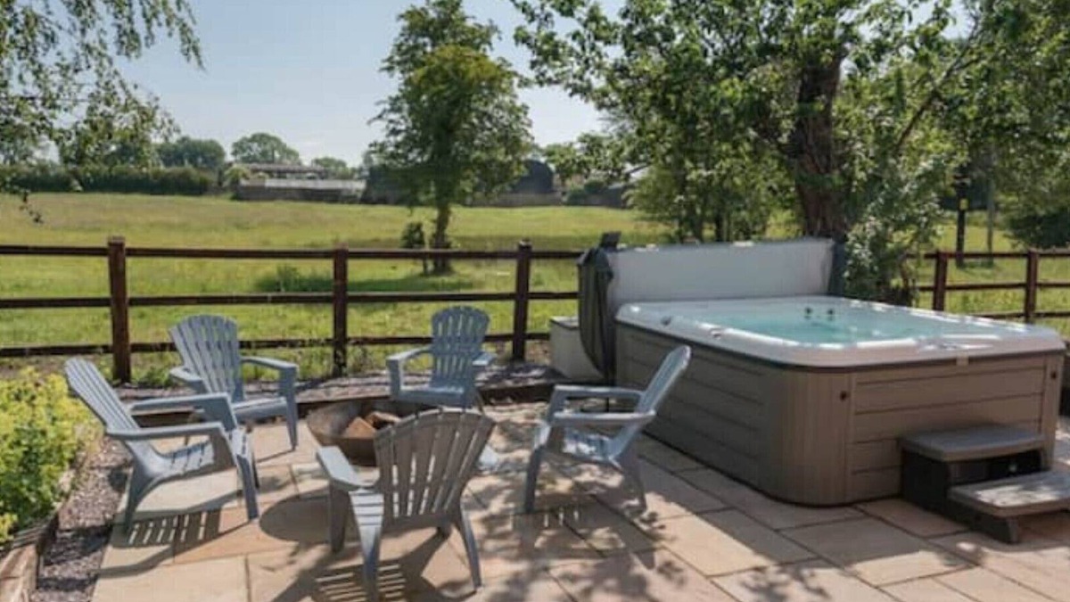 Halfway House Cottage | Fox&Hare cottages sleeps 16 with hot tub, fishing and wild swimming