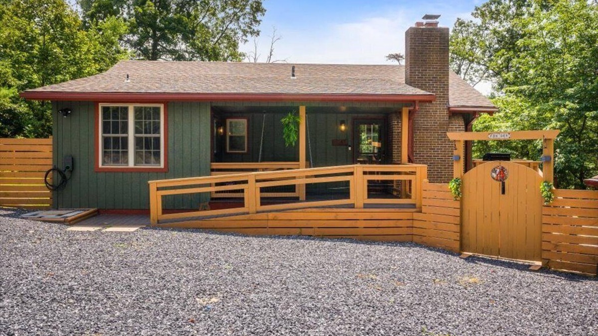 Mount Jackson House | Fox & Hound Getaway: Sauna, Hot Tub, Dogs, Game Night!