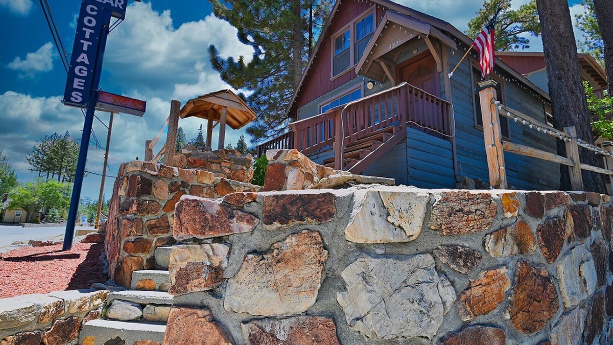 Big Bear Lake Cottage | Fox n Bear Cottages Pet Friendly Sleeps 31