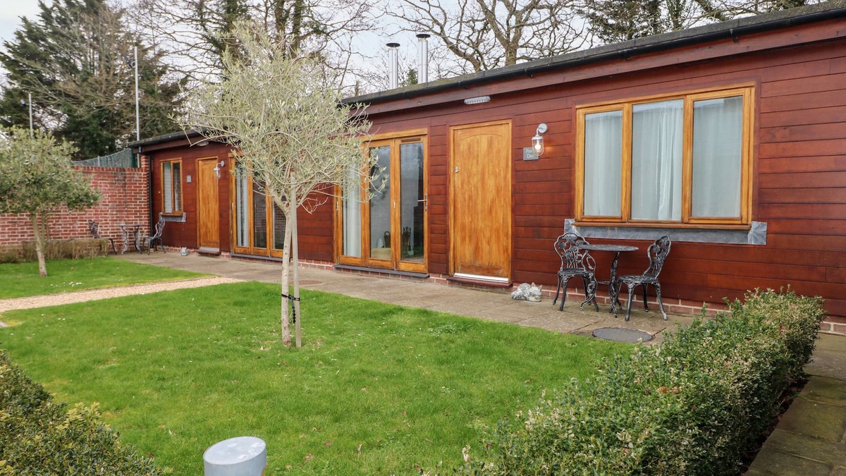 Fareham Cottage | FOX'S DEN, luxury holiday cottage, with pool in Titchfield Common