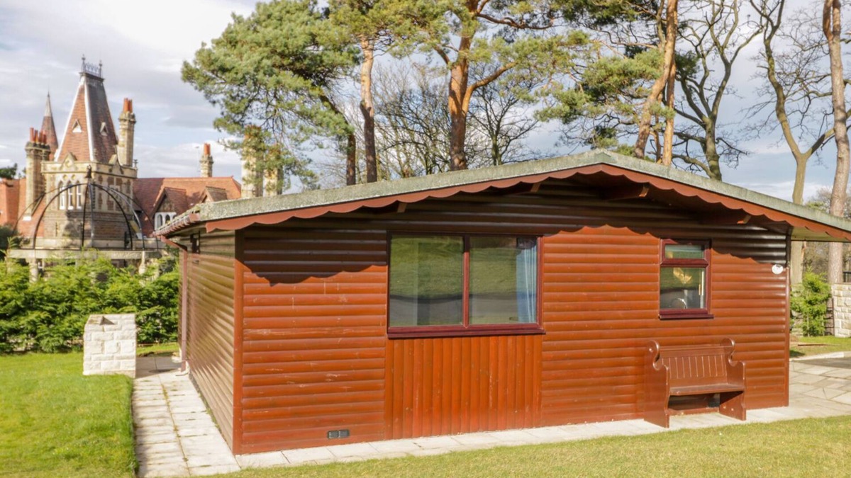 Saltburn-by-the-Sea Cottage | FOXGLOVE LODGE, pet friendly, with a garden in Saltburn-By-The-Sea