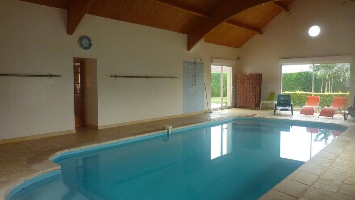 La Chapelle-Saint-Martin-en-Plaine Cottage | Country house with pool, pets allowed, near Loire castles