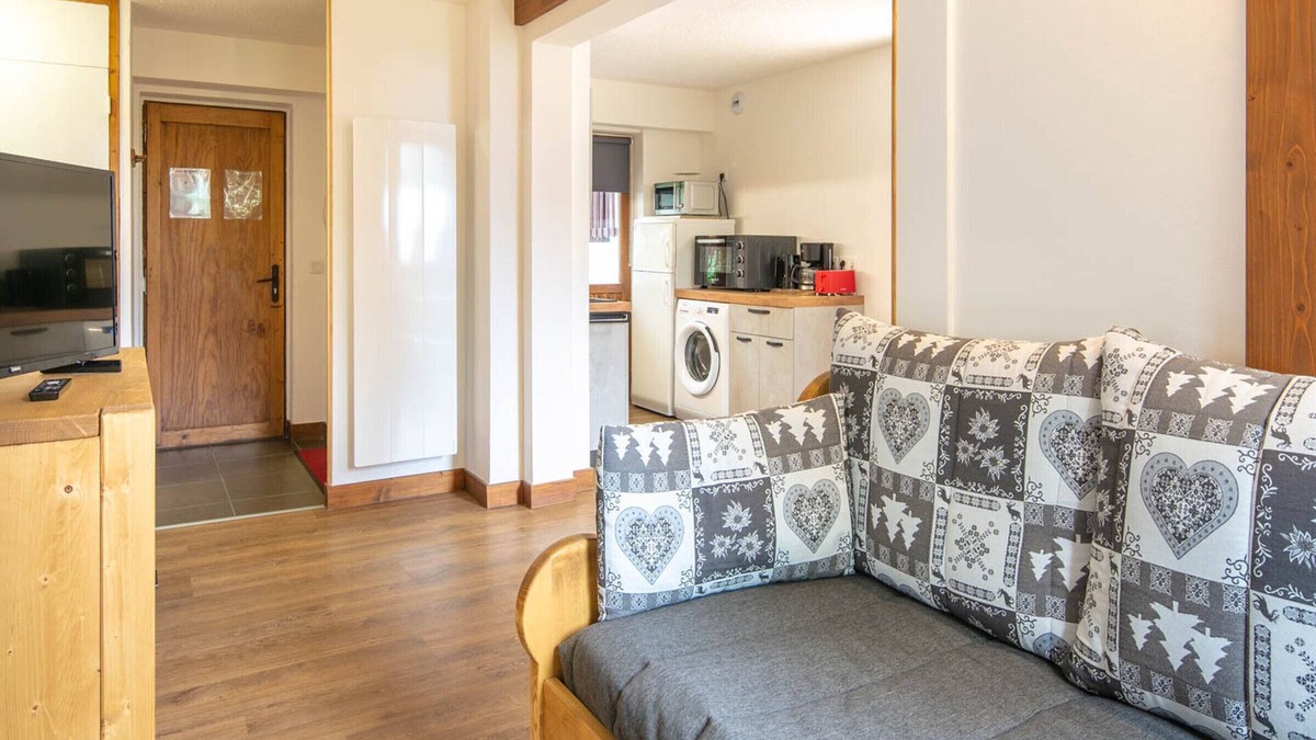 Montchavin Apartment | Beautiful Renovated Apartment · Balcony · Near Slopes and Shops · Ski Locker