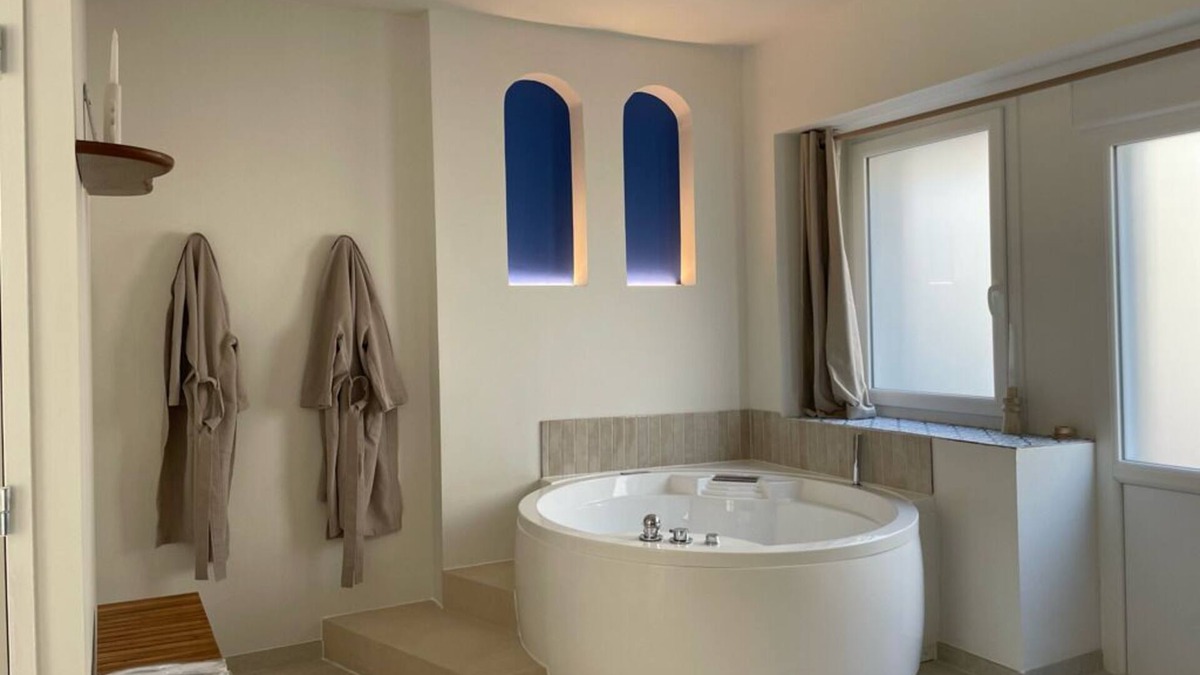 Saint-Georges-de-Reintembault House | Cosy Mediterranean-style spa and cinema 25 minutes from Mont-Saint-Michel