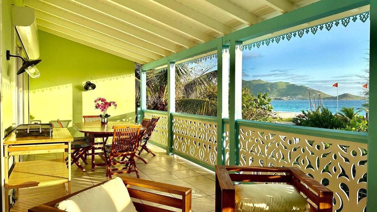 Maho Apartment | French Kiss, 2 bedrooms, large terrace on the beach!