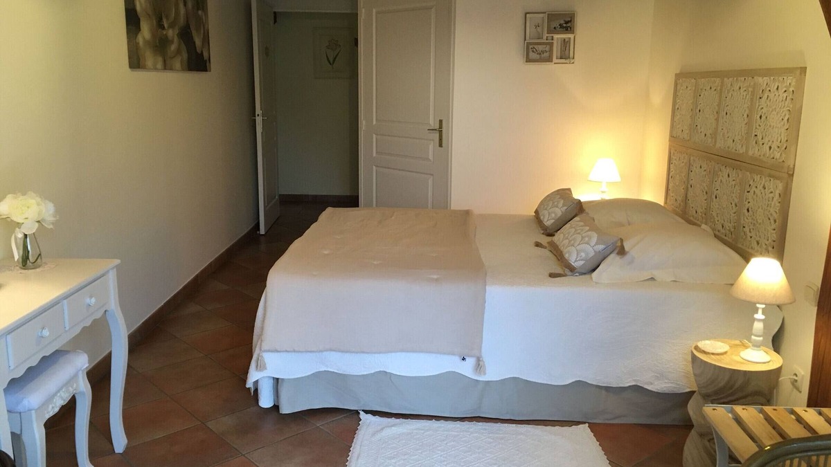 Faverolles Bed & Breakfast | Charming farmhouse guest room