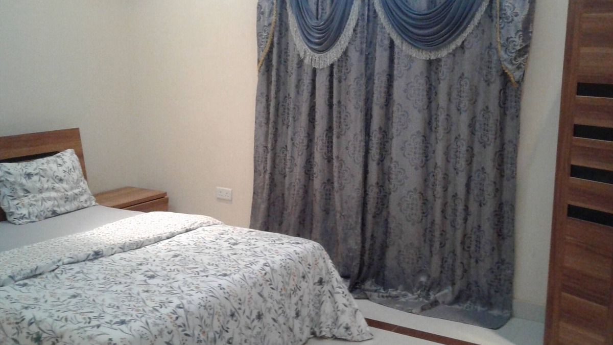 Old-Yundum Villa | Frank & Haddy Paradise + Back-up System + Cell WiFi Internet + Neighbor's pool
