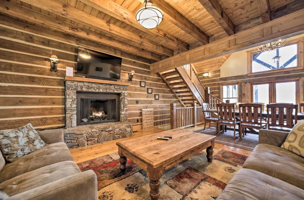 Franklin House | Franklin Cabin with Hot Tub and Pool Table!