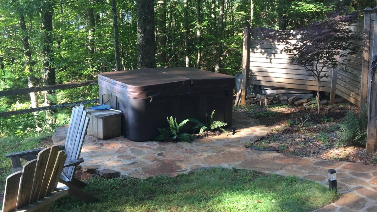 Franklin Cabin | Franklin-Mountain Retreat-Stunning View. Outdoor hot tub, clawfoot tubs & shower