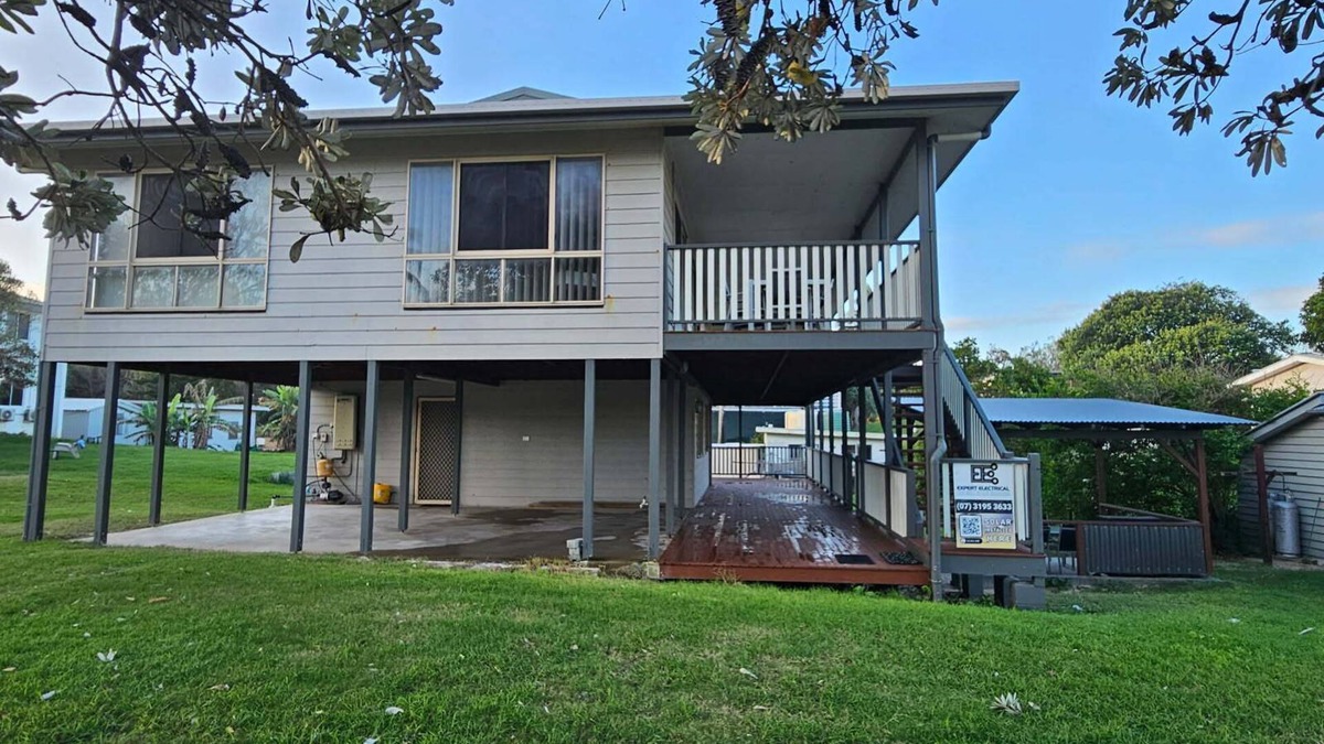 Eurong House | Fraser Island.Rays Place Eurong 4BR Home ,Ocean Views, BBQ Hut & Verandahs –
