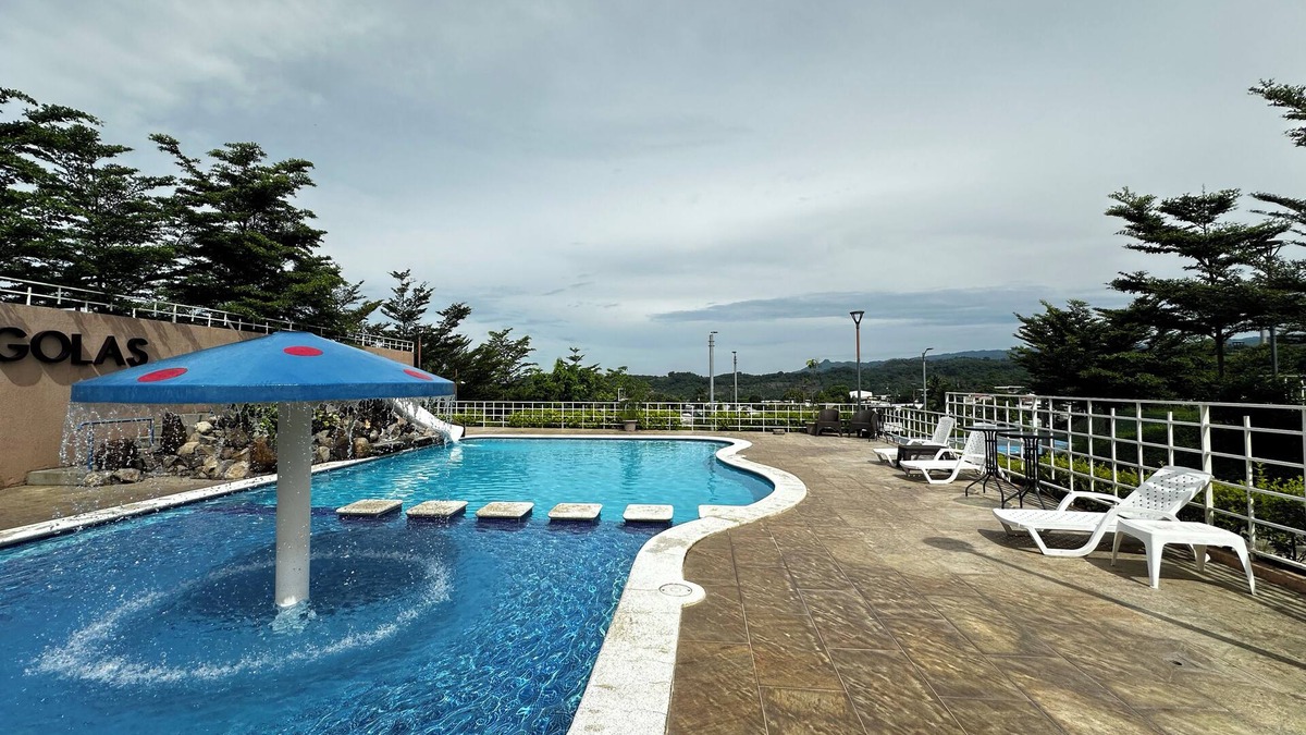 Zaragoza House | FREE AIRPORT PICK UP NOW! Casa bonita y acogedora con piscina en Zaragoza!