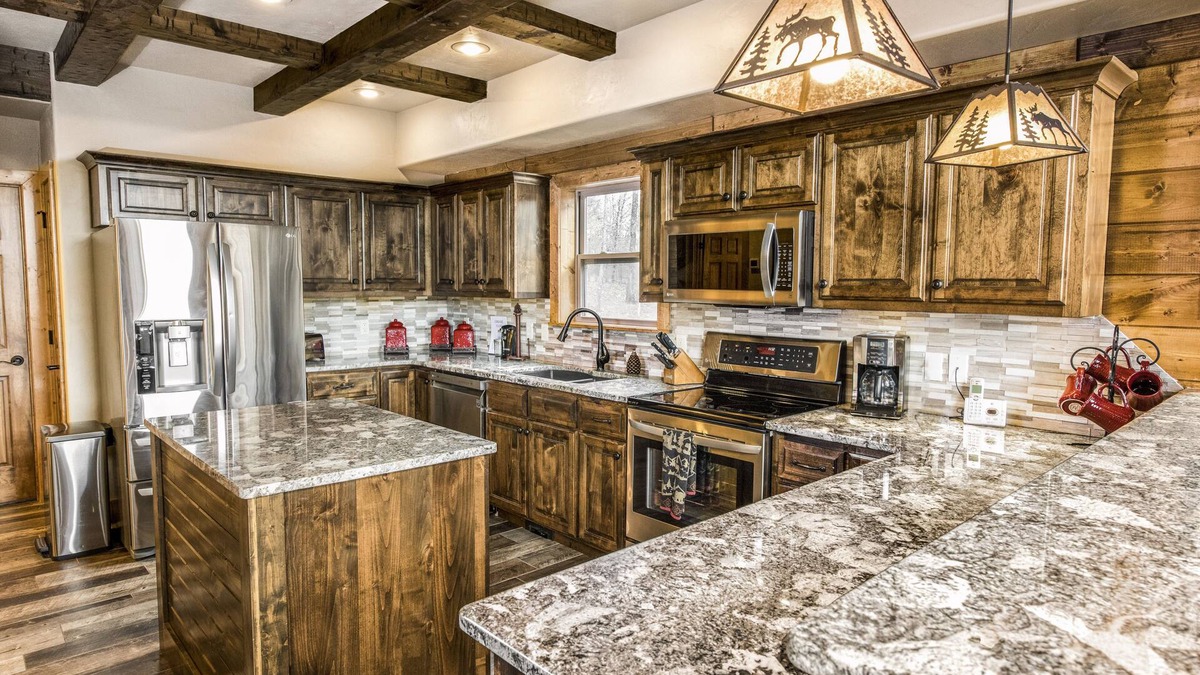 Indian Point House | Free Amenities~ 8Bed Lakefront Lodge 8~POOL/LAZY RIVER~2 miles to SDC~Dock