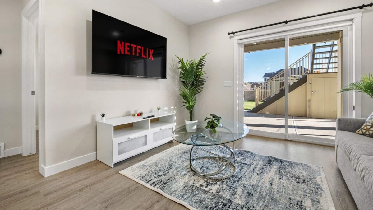 Sage Hill Apartment | FREE Banff Pass, Cozy Guest Suite, Covered Patio