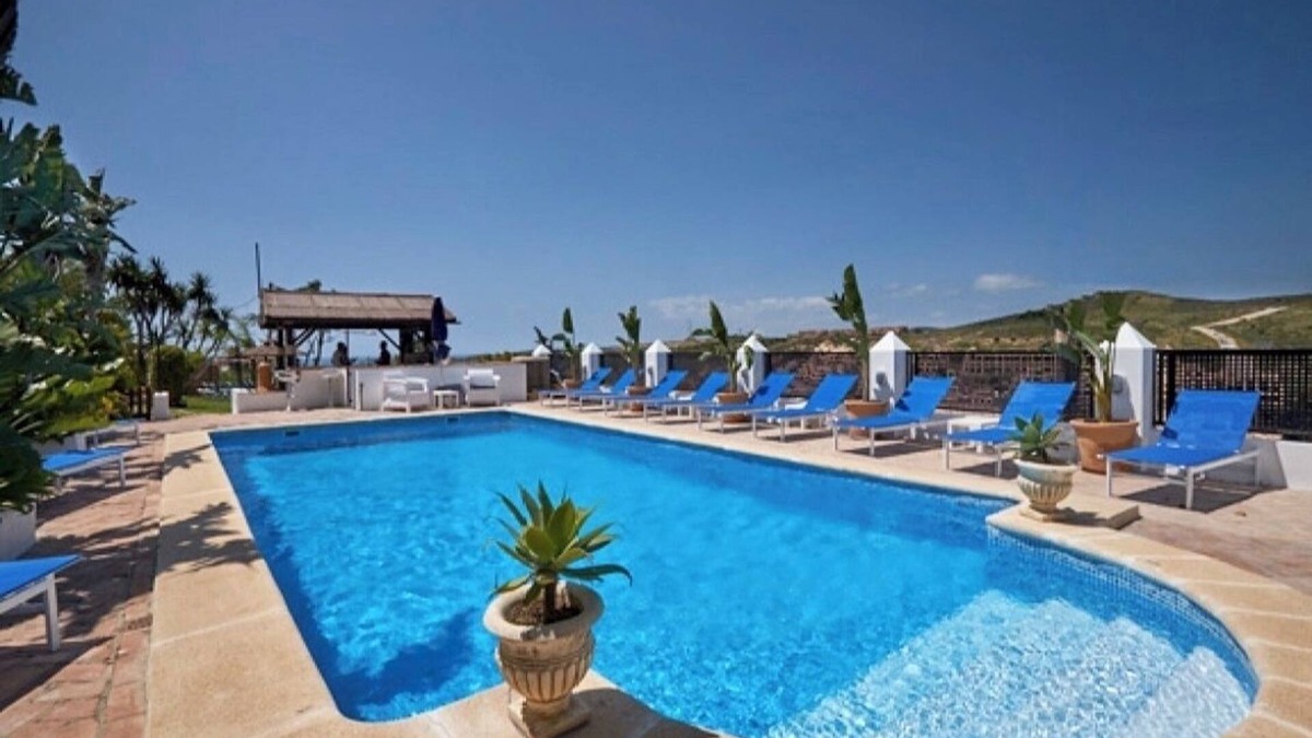 Estepona Villa | Free bar, Private Pool, Jacuzzi, WIFI, Football, Pool Table, Table tennis, Air/C