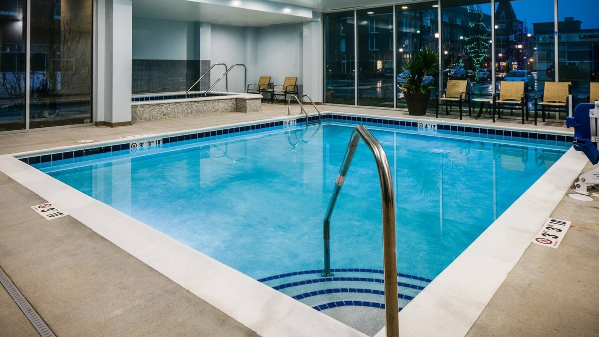 Historic East Village Condo | Free Breakfast Buffet. Indoor Pool & Hot Tub. Stay in Downtown Des Moines.