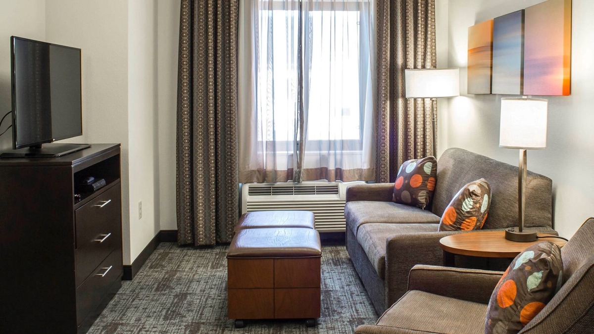 Jacksonville Condo | Free Breakfast. Outdoor Pool. Shared BBQ. Close to Camp Johnson & Camp Gelger.