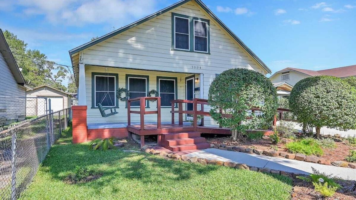 Conroe Cottage | Free Coffee Wifi Smart TV all bdrms Fenced yard