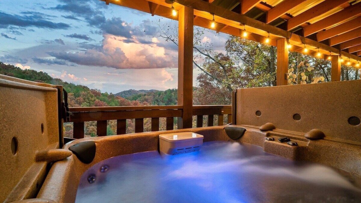 Gatlinburg - Pigeon Forge Cabin | Free Dollywood Tix/VIEWS/Secluded/Couples/HotTub/
