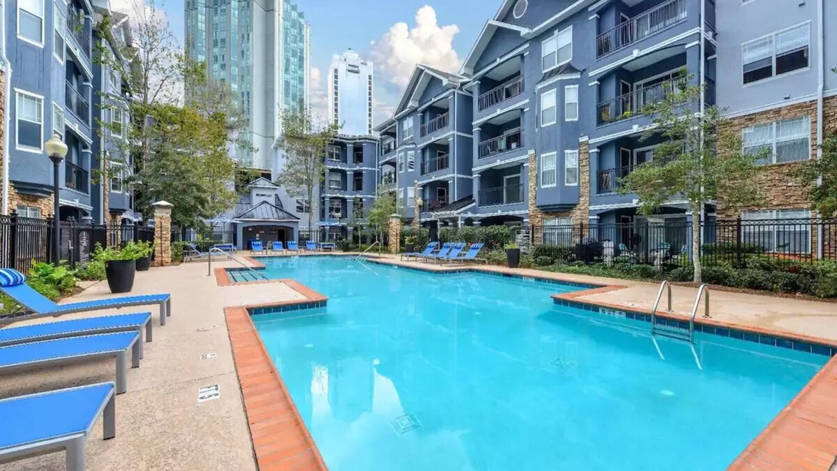 Peachtree Heights West Apartment | Free Early Check-in. 5 Minutes From Lenox Mall. 2 Balconies!n