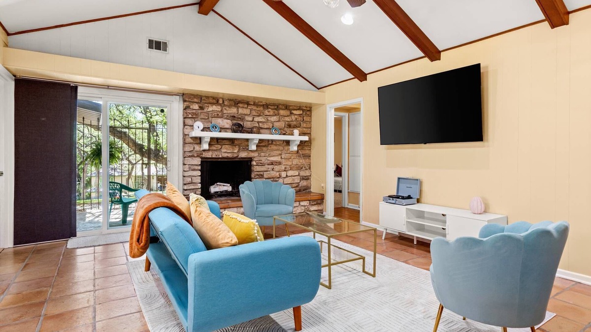 North San Antonio - SAT House | Free Fun Daily Ticket to Attractions, Spacious Mid-Century, Green Space, Sprawling Oaks, Playscape