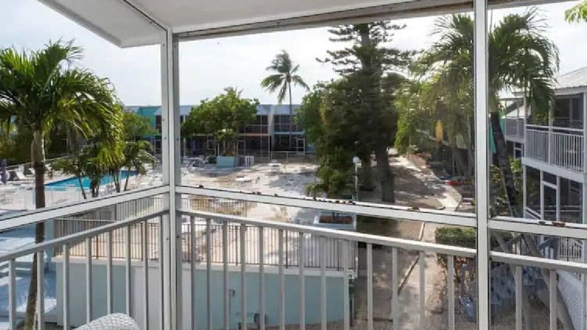 Key Largo Villa | Free Golf Cart Free Kayaks Steps to Pool Pickleball