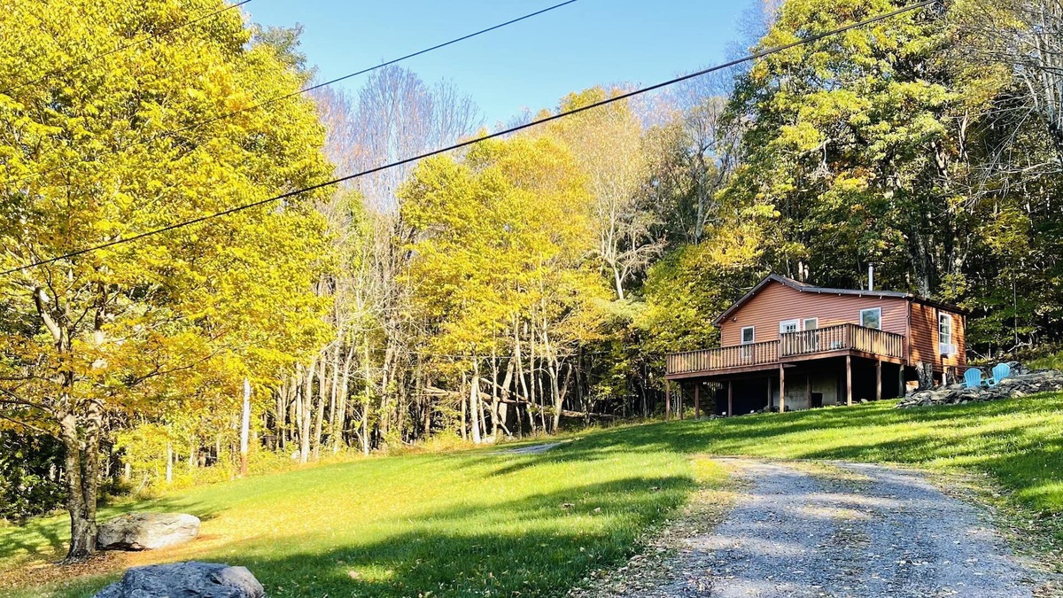 Stanley Cabin | FREE Grocery Pickup + Firepit + WIFI + Borders Shenandoah Nat'l Park!