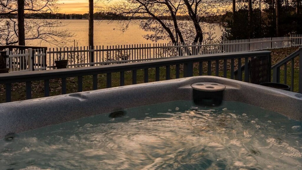 Wautoma Cabin | Free nite w/wknd offseason lakefront hottub fireplace kayak paddleboard boatpier