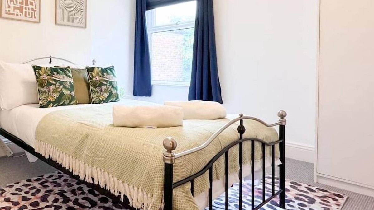 Manchester House | Free Parking | Close to Hospital | Large house