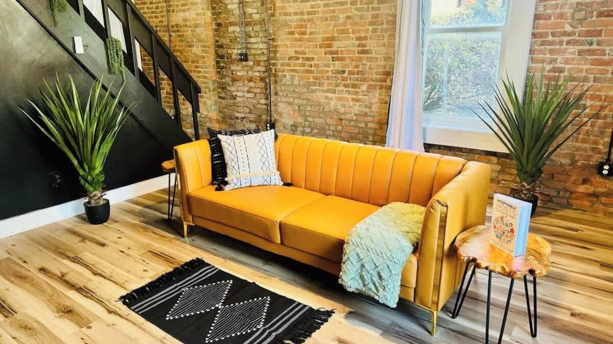 Italian Village House | Free Parking - Convention - King Bed- Short North