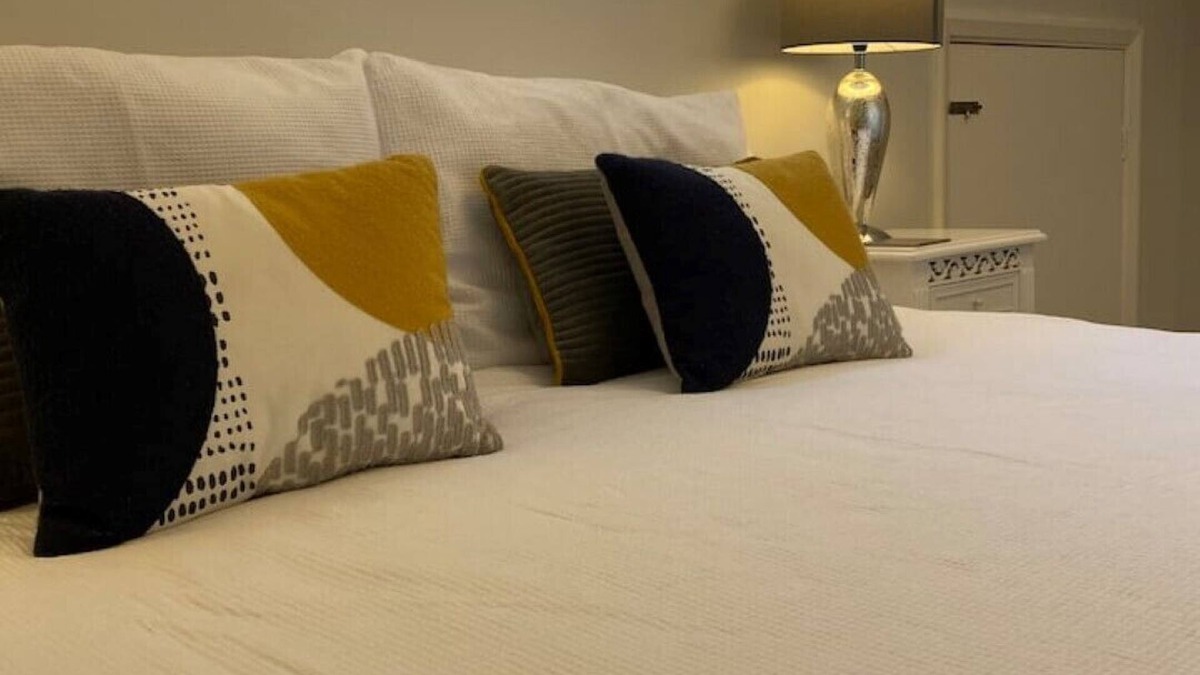 York Apartment | Free Parking,Entire Place,10Min City, Deep Cleaned