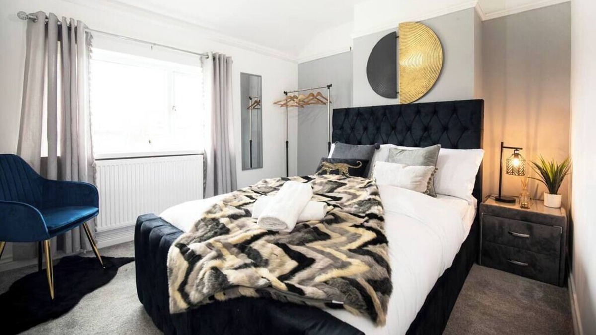 Middleton House | Free Parking: Home in Middleton, Leeds